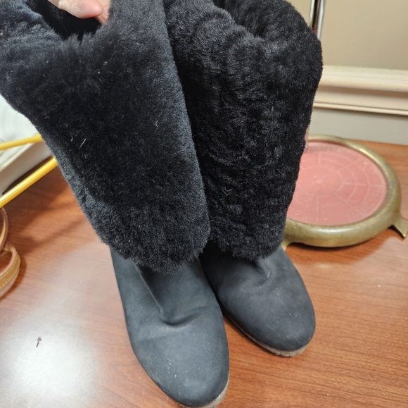 UGG AUSTRALIA JOSLYN 1941 SIZE US 8.5 BLACK SHEEPSKIN PLATFORM WEDGE BOOTS - Picture 2 of 11